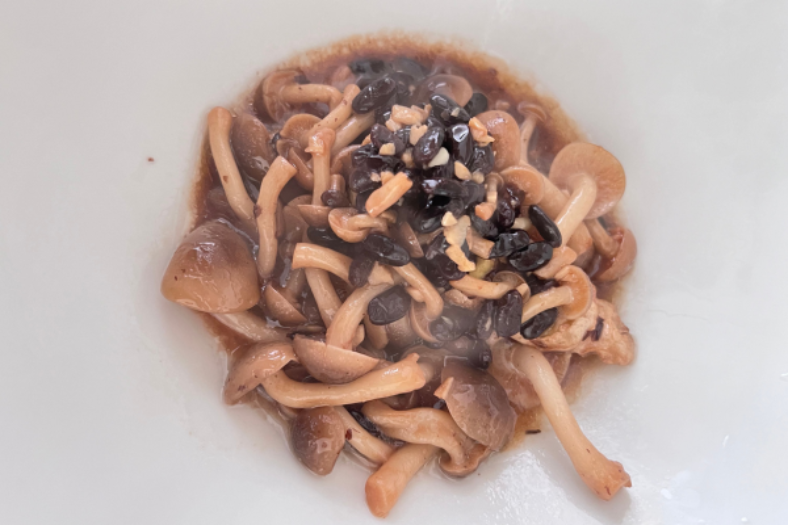 Garlic and Black Bean Stir-Fried Shimeji Mushrooms